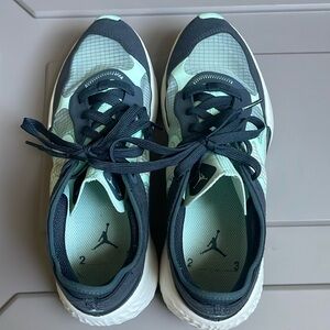 Women’s size 9 turquoise Jordan athletic shoes, used like new
